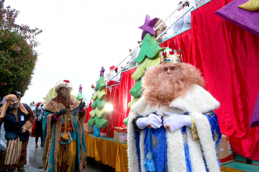 Cabalgata de Reyes 2018 - Imagen del Rey Baltasar y el Rey Melchor antes de subir a sus carrozas.