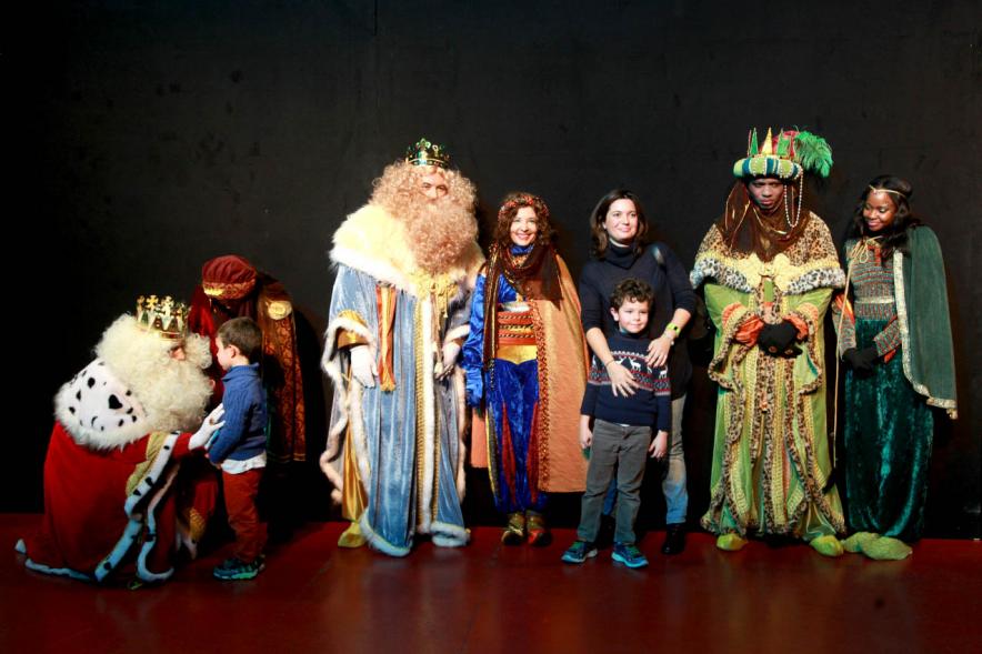 Cabalgata de Reyes 2017 - Imagen de los Reyes Magos y sus pajes en el escenario y unos niños.