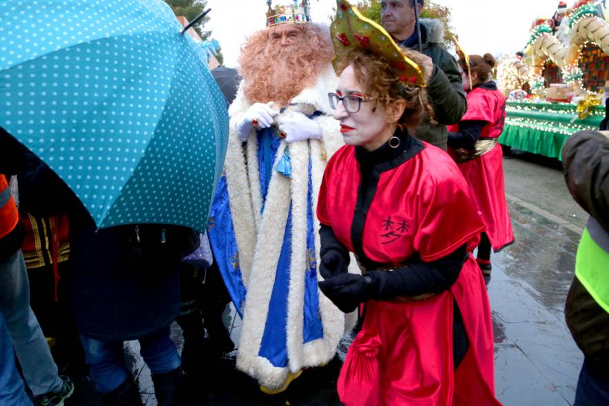 Cabalgata de Reyes 2018 - Imagen del Rey Gaspar caminando entre las personas disfrazadas  que participan en la cabalgata.