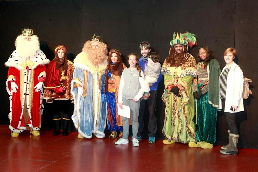 Cabalgata de Reyes 2017 - Imagen de los Reyes Magos y sus pajes en el escenario y unos niños.