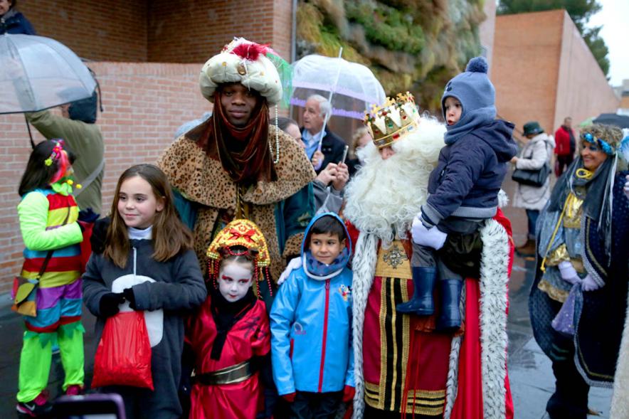Cabalgata de Reyes 2018 - Imagen de los Reyes Magos haciéndose fotos con los niños.