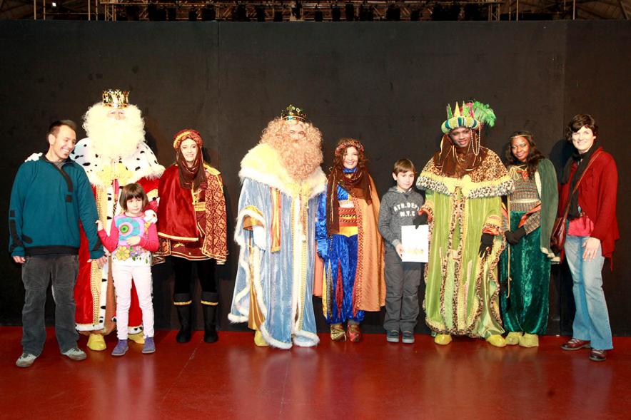 Cabalgata de Reyes 2017 - Imagen de los Reyes Magos y sus pajes en el escenario y unos niños.