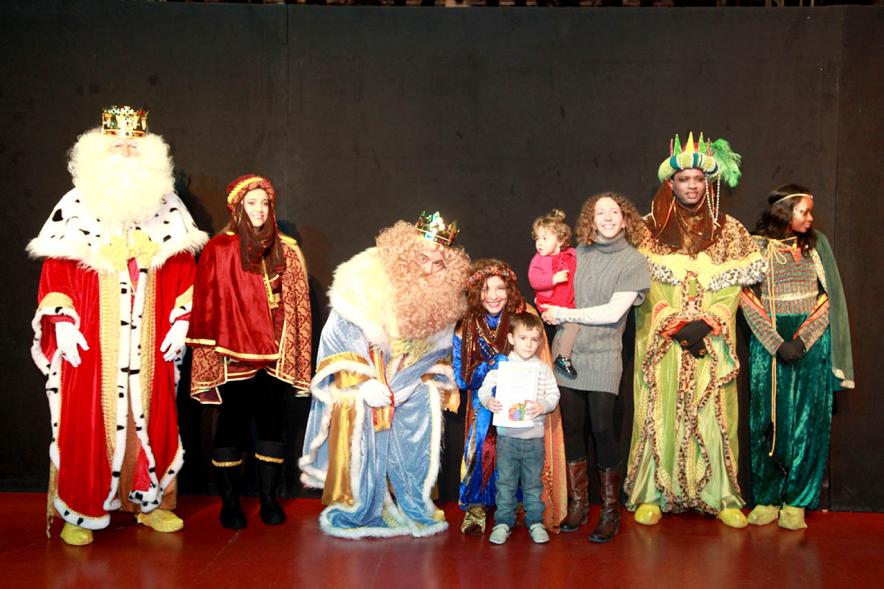 Cabalgata de Reyes 2017 - Imagen de los Reyes Magos y sus pajes en el escenario y unos niños.