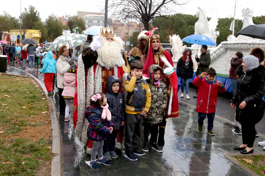 Cabalgata de Reyes 2018 - Imagen de los Reyes Magos haciéndose fotos con los niños.