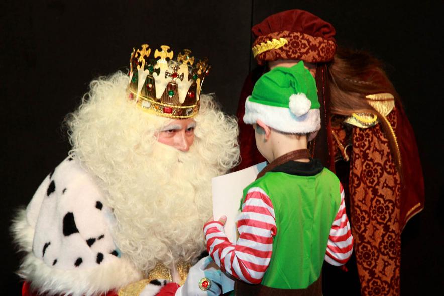 Cabalgata de Reyes 2017 - 130Imagen el Rey Melchor y su paje en el escenario y unos niños.172