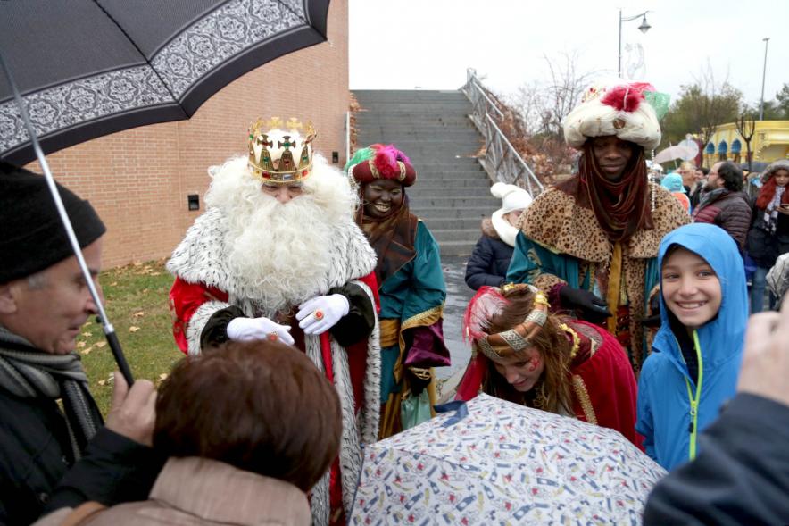 Cabalgata de Reyes 2018 - Imagen del Rey Melchor saludando a los niños.