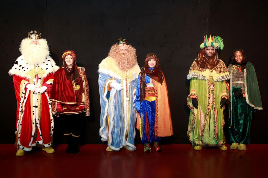 Cabalgata de Reyes 2017 - Imagen de los Reyes Magos y sus pajes en el escenario y unos niños.