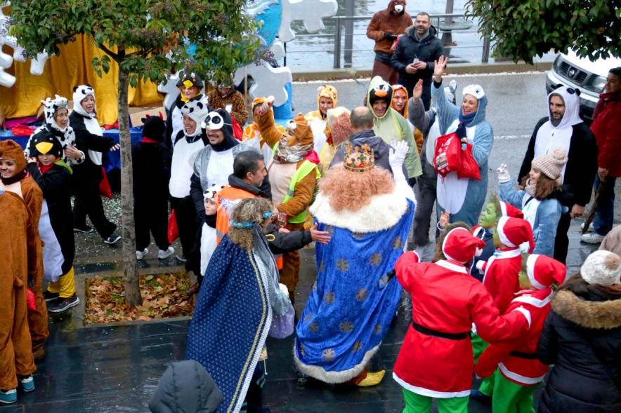 Cabalgata de Reyes 2018 - Imagen de los Reyes Magos caminando entre la gente.