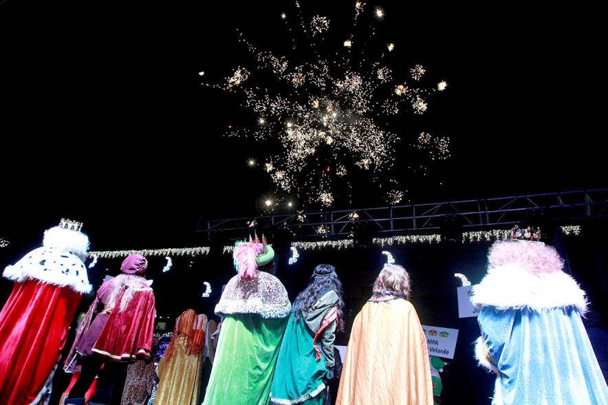 Cabalgata de Reyes 2017 - Imagen de los Reyes Magos mirando los fuegos artificiales.