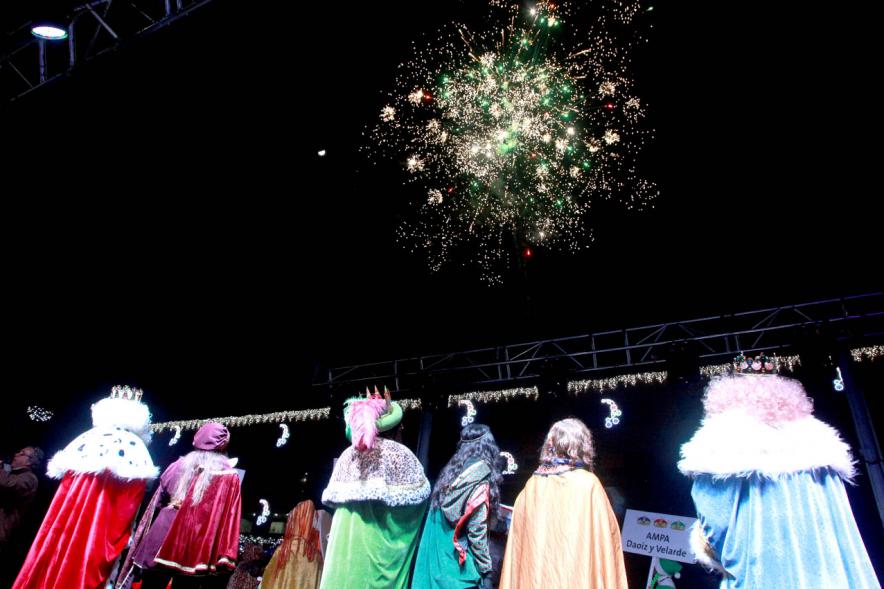 Cabalgata de Reyes 2017 - Imagen de los Reyes Magos mirando los fuegos artificiales.