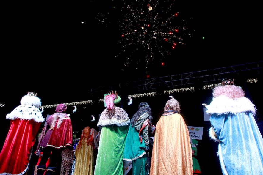 Cabalgata de Reyes 2017 - Imagen de los Reyes Magos mirando los fuegos artificiales.
