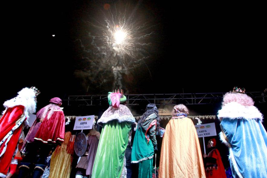 Cabalgata de Reyes 2017 - Imagen de los Reyes Magos mirando los fuegos artificiales.