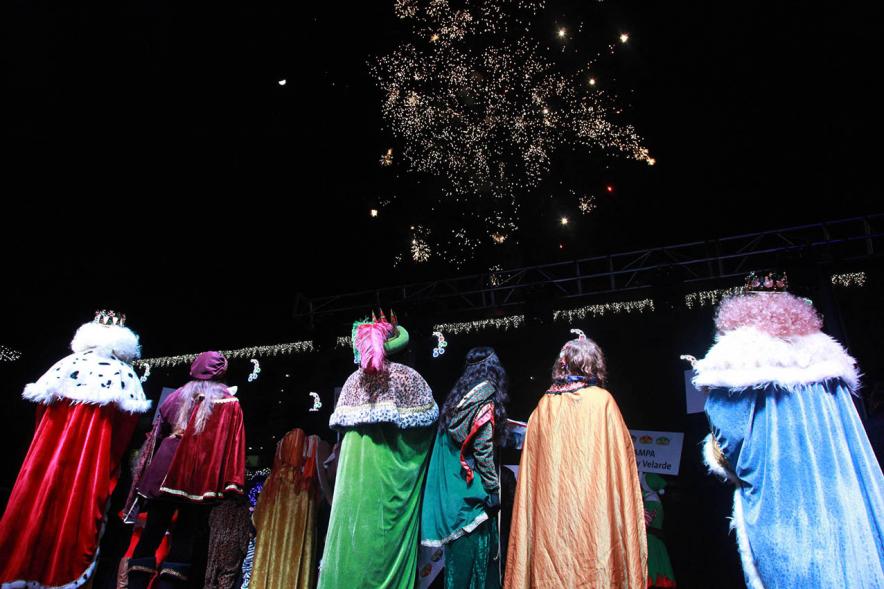 Cabalgata de Reyes 2017 - Imagen de los Reyes Magos mirando los fuegos artificiales.