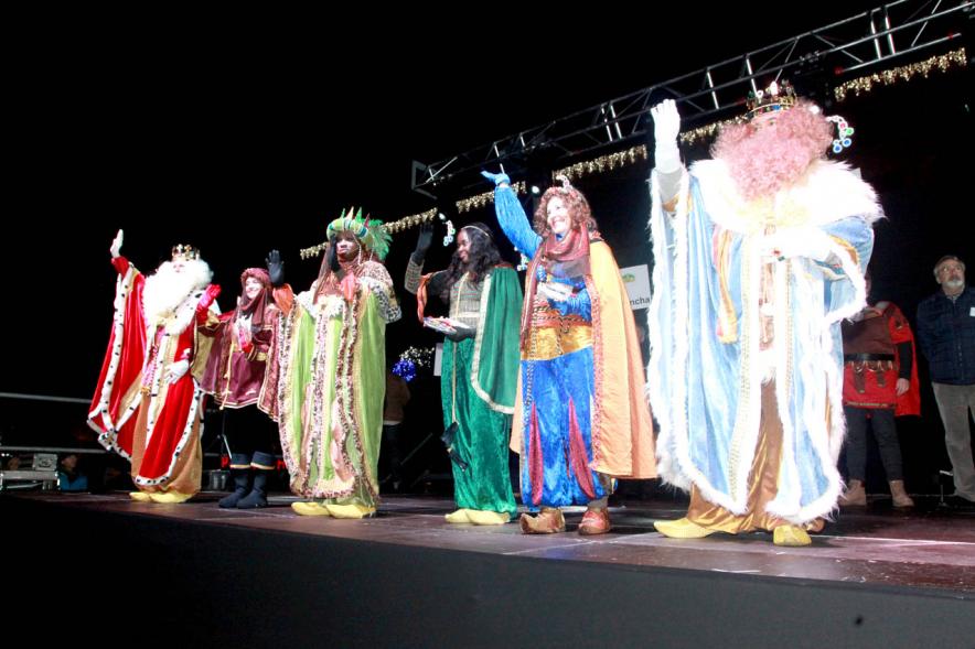 Cabalgata de Reyes 2017 - Imagen de los Reyes Magos y sus pajes en el escenario.