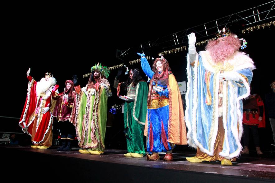 Cabalgata de Reyes 2017 - Imagen de los Reyes Magos y sus pajes en el escenario.