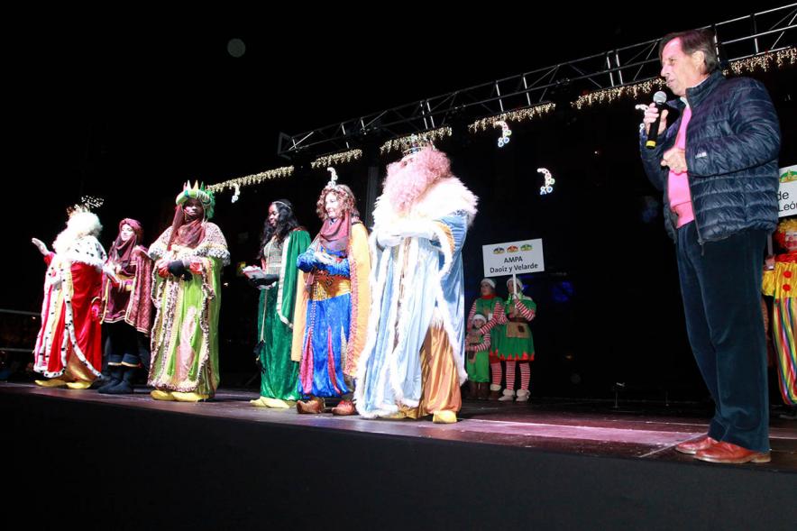 Cabalgata de Reyes 2017 - Imagen de los Reyes Magos y sus pajes en el escenario junto con el alcalde García de Vinuesa.