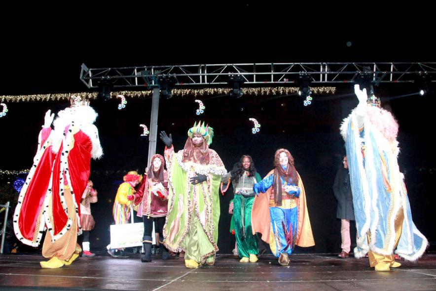 Cabalgata de Reyes 2017 - Imagen de los Reyes Magos y sus pajes en el escenario.