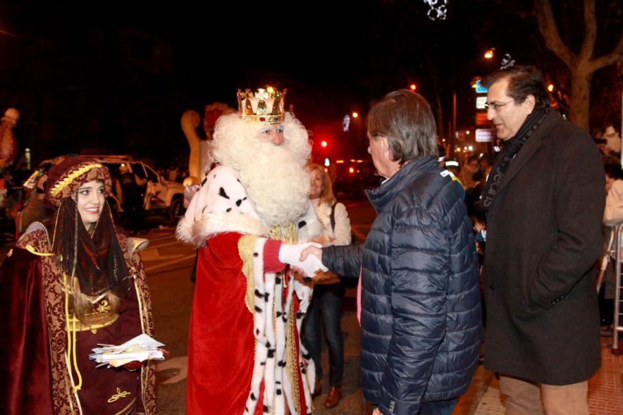 Cabalgata de Reyes 2017 - Imagen del Rey Melchor saludando al alcalde García de Vinuesa.