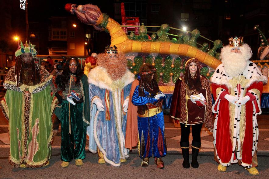 Cabalgata de Reyes 2017 - Imagen de los Reyes Magos y sus pajes en el escenario.