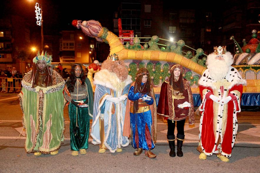 Cabalgata de Reyes 2017 - Imagen de los Reyes Magos y sus pajes.