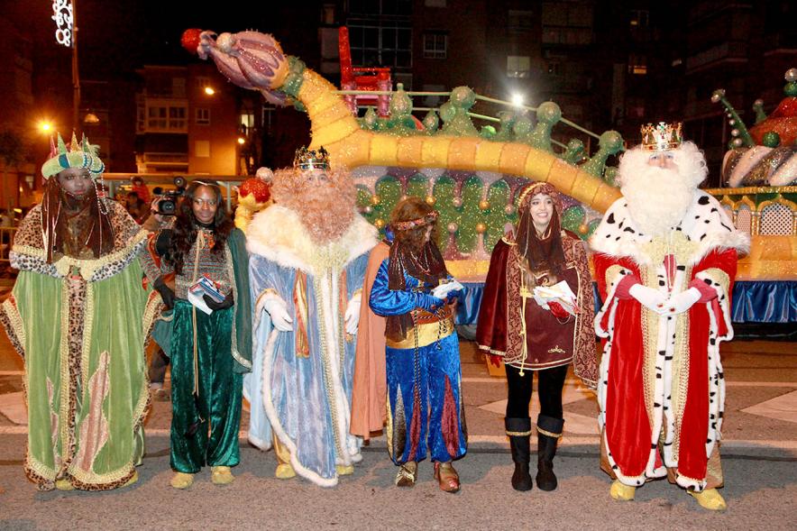 Cabalgata de Reyes 2017 - Imagen de los Reyes Magos y sus pajes.