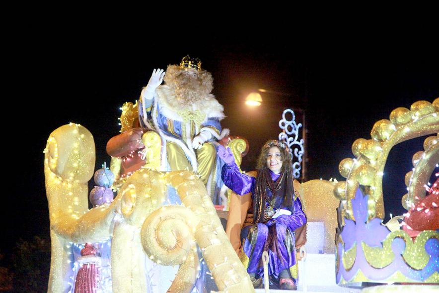 Cabalgata de Reyes 2017 - Imagen del Rey Gaspar y su paje en su carroza.