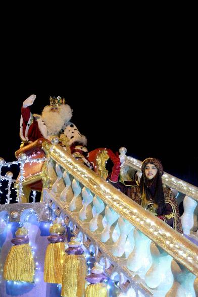 Cabalgata de Reyes 2017 - Imagen del Rey Melchor y su paje en su carroza