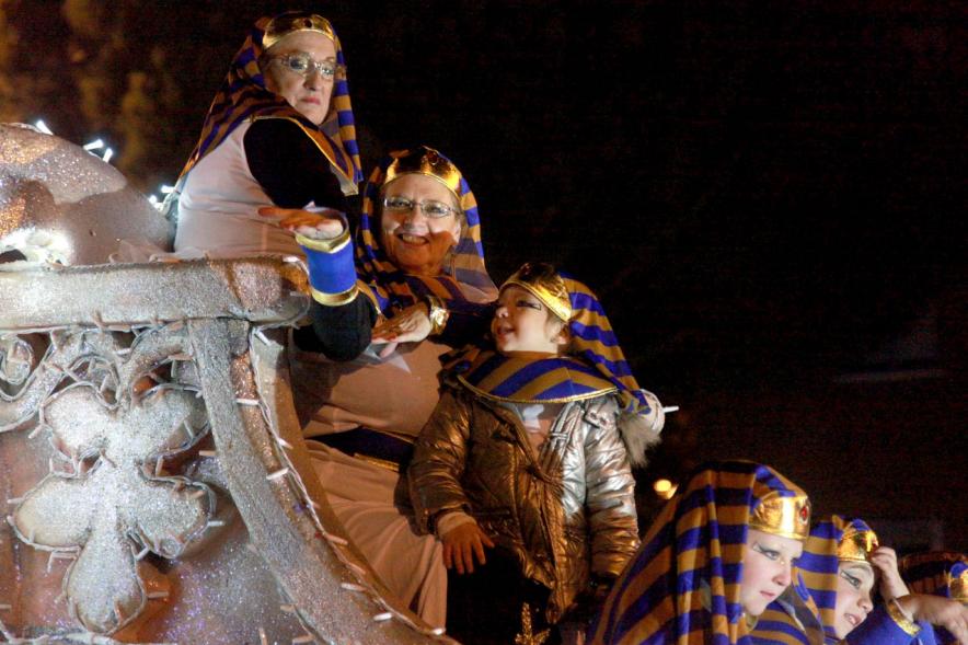 Cabalgata de Reyes 2017 - Imagen de integrantes de una de las carrozas.