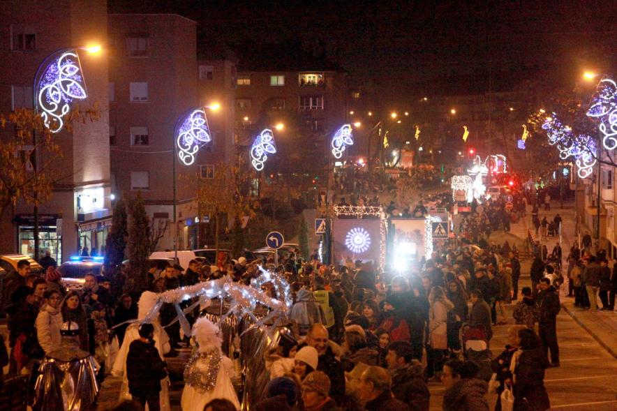 Cabalgata de Reyes 2017 - Imagen vista general de la cabalgata y el público asistente.