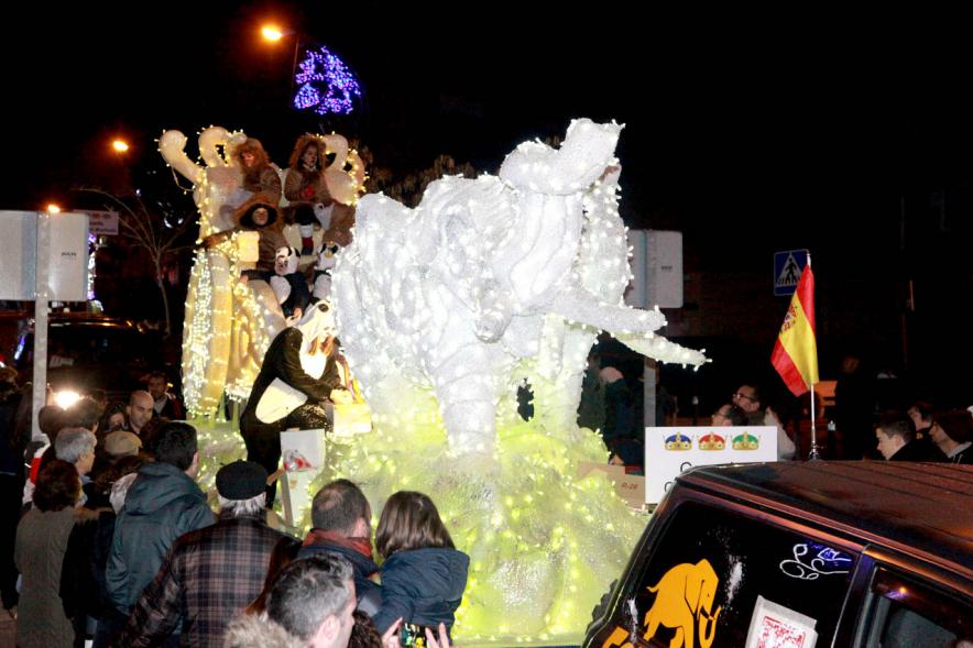 Cabalgata de Reyes 2017 - Imagen de integrantes de una de las carrozas.
