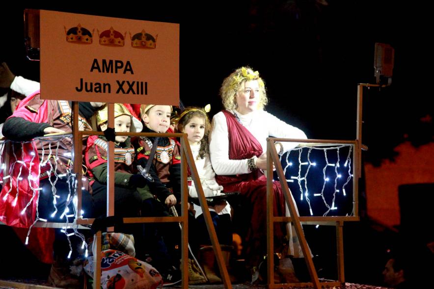 Cabalgata de Reyes 2017 - Imagen de integrantes de una de las carrozas.
