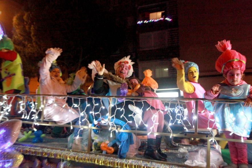Cabalgata de Reyes 2017 - Imagen de integrantes de una de las carrozas.