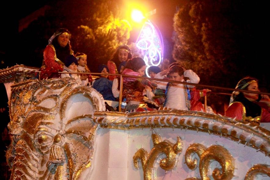 Cabalgata de Reyes 2017 - Imagen de integrantes de una de las carrozas.