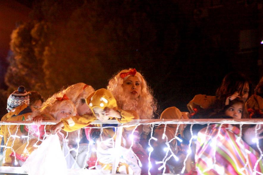 Cabalgata de Reyes 2017 - Imagen de integrantes de una de las carrozas.