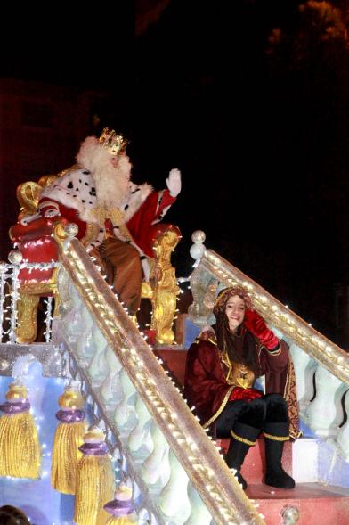Cabalgata de Reyes 2017 - Imagen del Rey Melchor y sus pajes en su carroza.