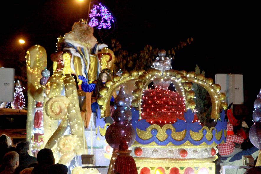 Cabalgata de Reyes 2017 - Imagen del Rey Gaspar y su paje en su carroza.