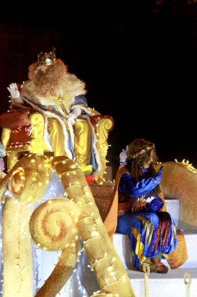 Cabalgata de Reyes 2017 - Imagen del Rey Melchor y su paje en su carroza.