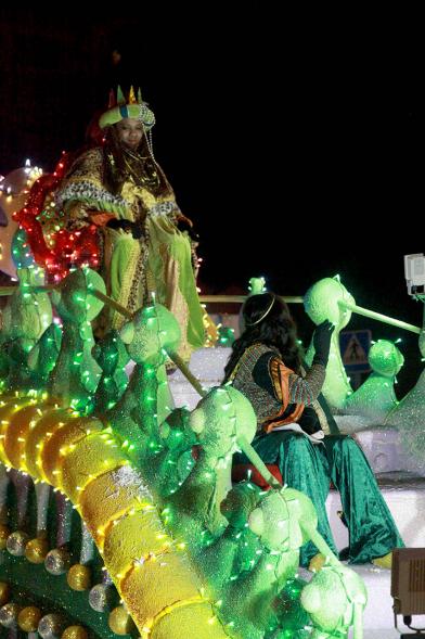 Cabalgata de Reyes 2017 - Imagen del Rey Baltasar y su paje en su carroza.