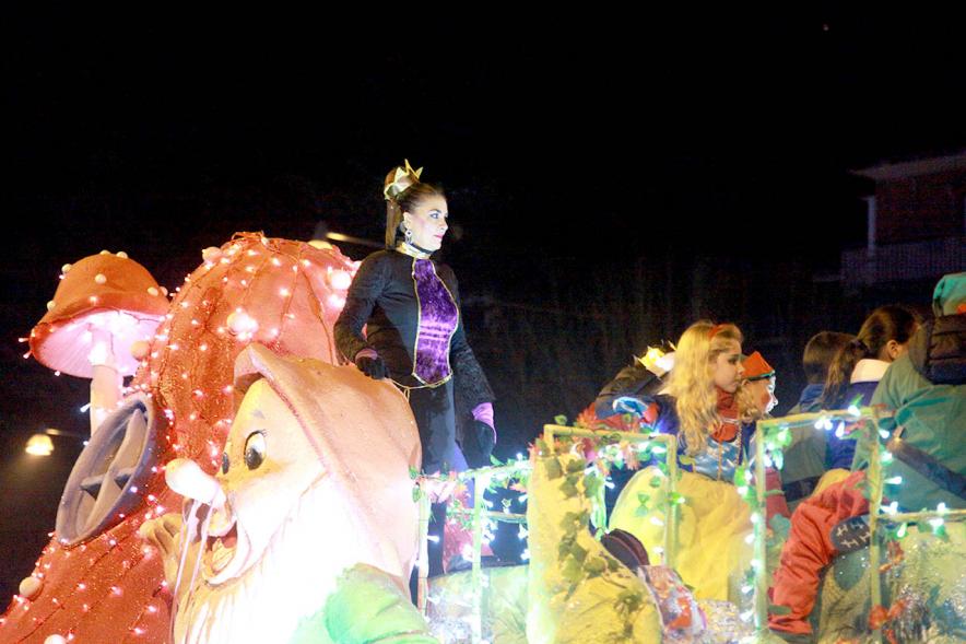 Cabalgata de Reyes 2017 - Imagen de integrantes de una de las carrozas.