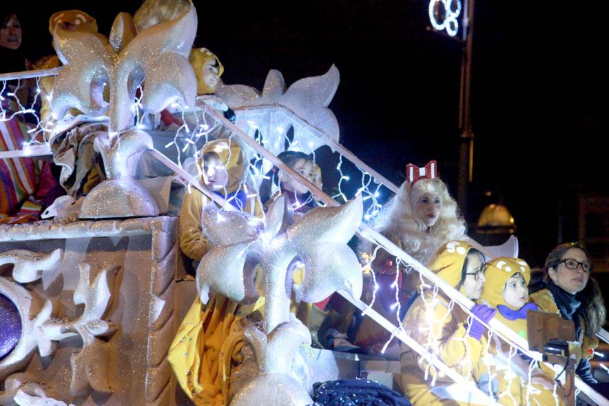 Cabalgata de Reyes 2017 - Imagen de integrantes de una de las carrozas.