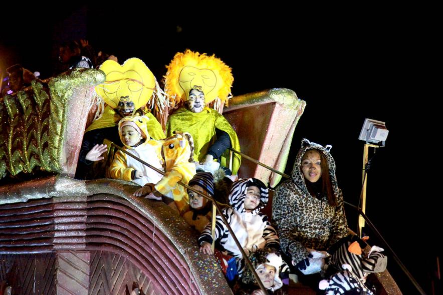 Cabalgata de Reyes 2017 - Imagen de integrantes de una de las carrozas.