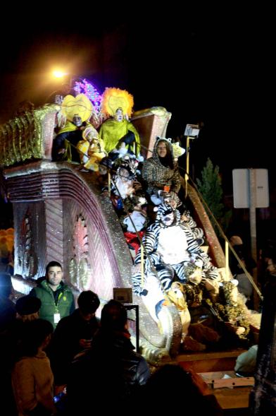 Cabalgata de Reyes 2017 - Imagen de integrantes de una de las carrozas.