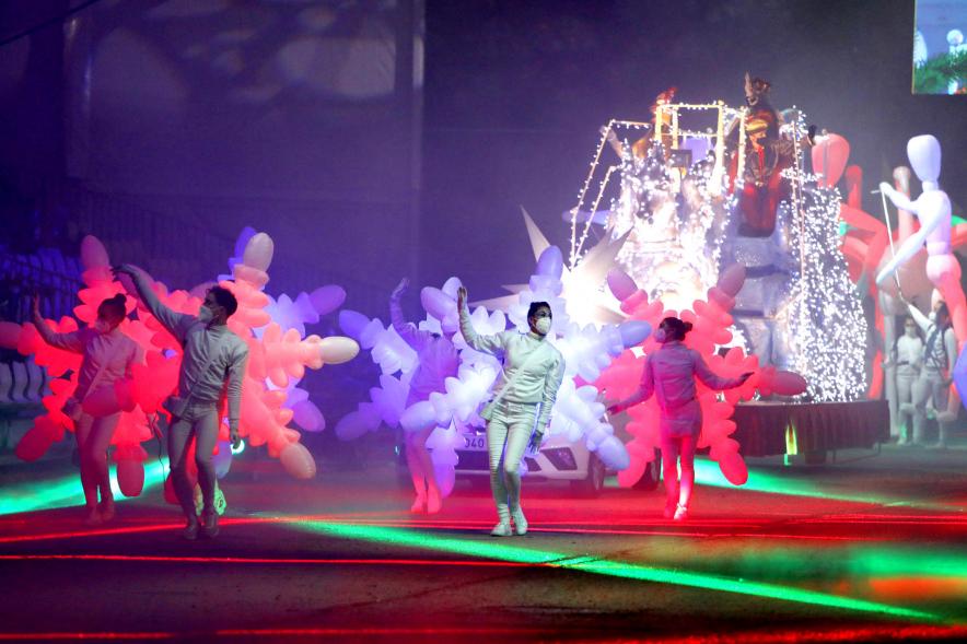 Cabalgata de Reyes 2021 -  Actuación musical con los bailarines de blanco y estrellas como alas.