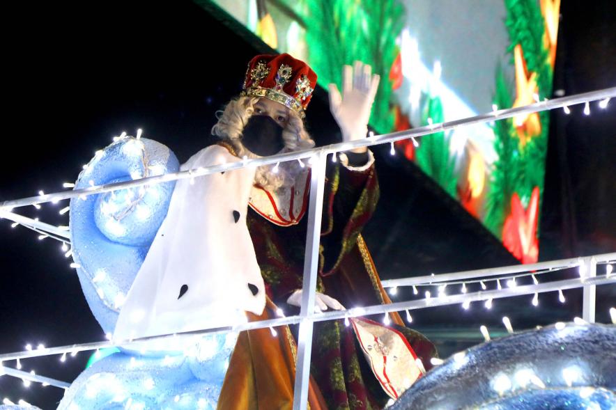 Cabalgata de Reyes 2021 - Primer plano del rey Melchor saludando.