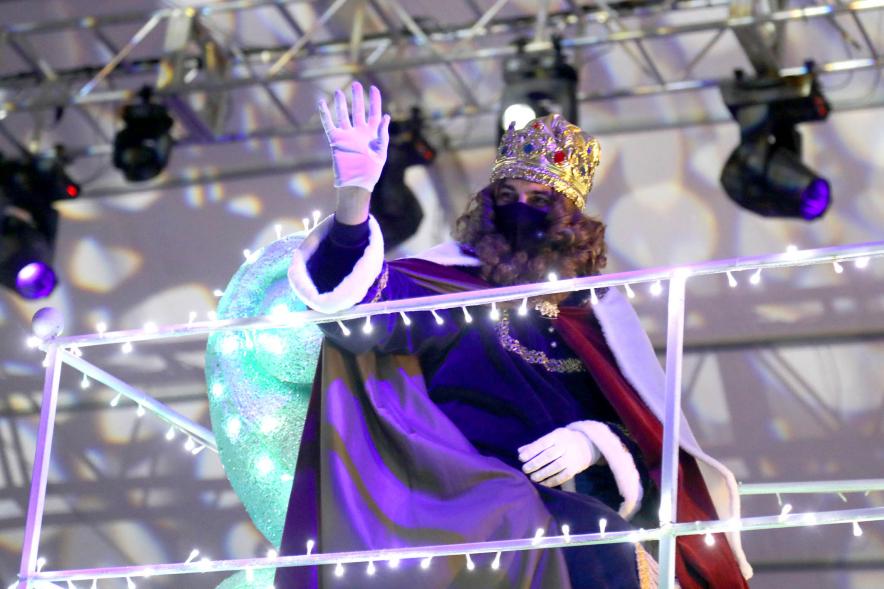 Cabalgata de Reyes 2021 -  Primer plano del rey Gaspar saludando.