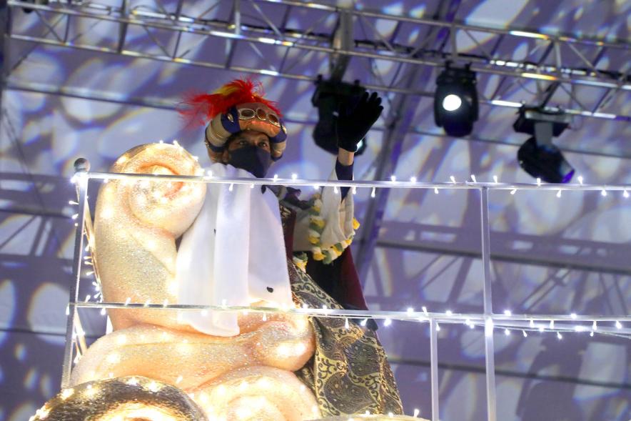 Cabalgata de Reyes 2021 -  Primer plano del rey Baltasar saludando.