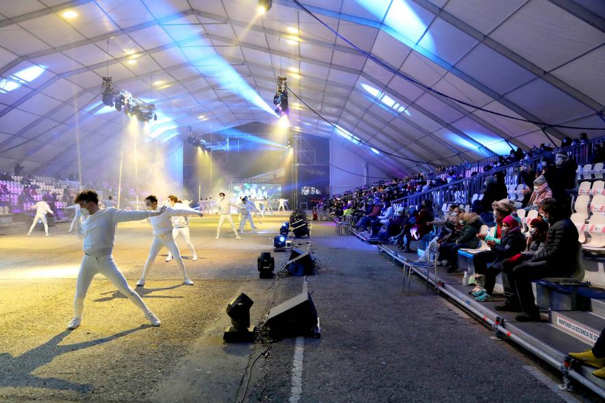 Cabalgata de Reyes 2021 - Imagen de una actuación musical en el recinto ferial.
