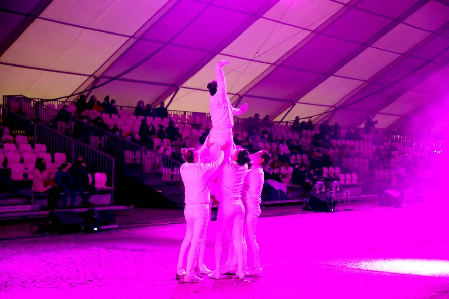 Cabalgata de Reyes 2021 - Actuación musical con bailarines vestidos de blanco.