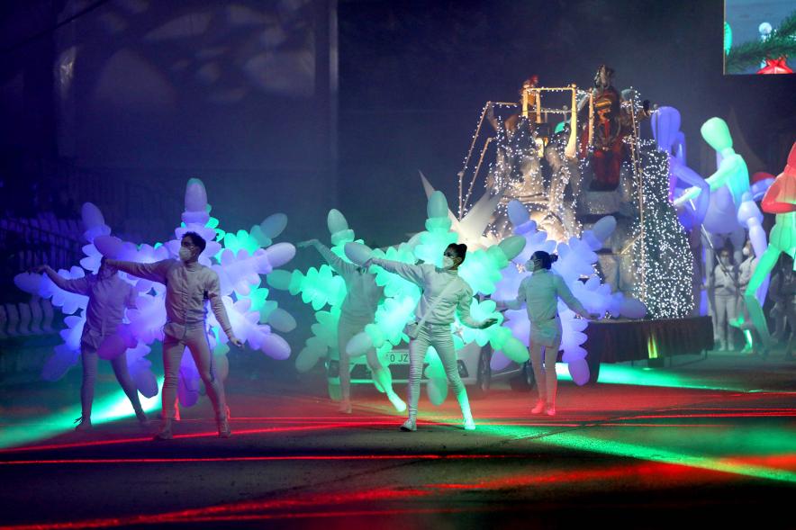 Cabalgata de Reyes 2021 - Actuación musical con bailarines de blanco y estrellas como alas.