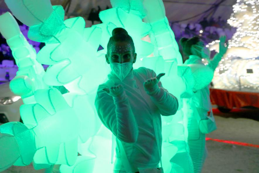 Cabalgata de Reyes 2021 - Primer plano de una bailarina vestida de blanco y estrellas como alas.